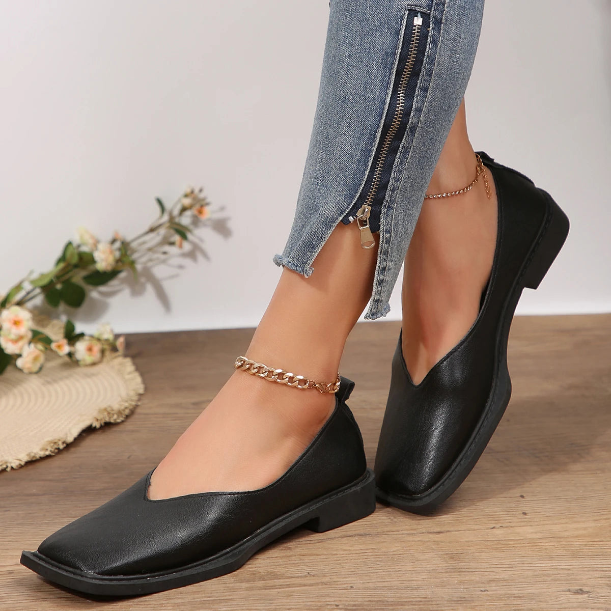 Women's Comfortable Low Heels Pumps Casual Slip-ons Shoes Fahsion Square Toe V-shaped Shallow Leather Thin Shoes Retro Loafers