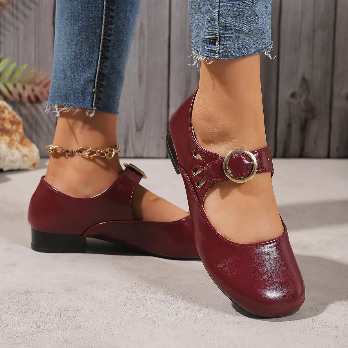 Women's Fashion New Buckle Design Comfortable Low-top Shoes Spring and Summer Plus Size Round Head Anti-slip Casual Shoes.